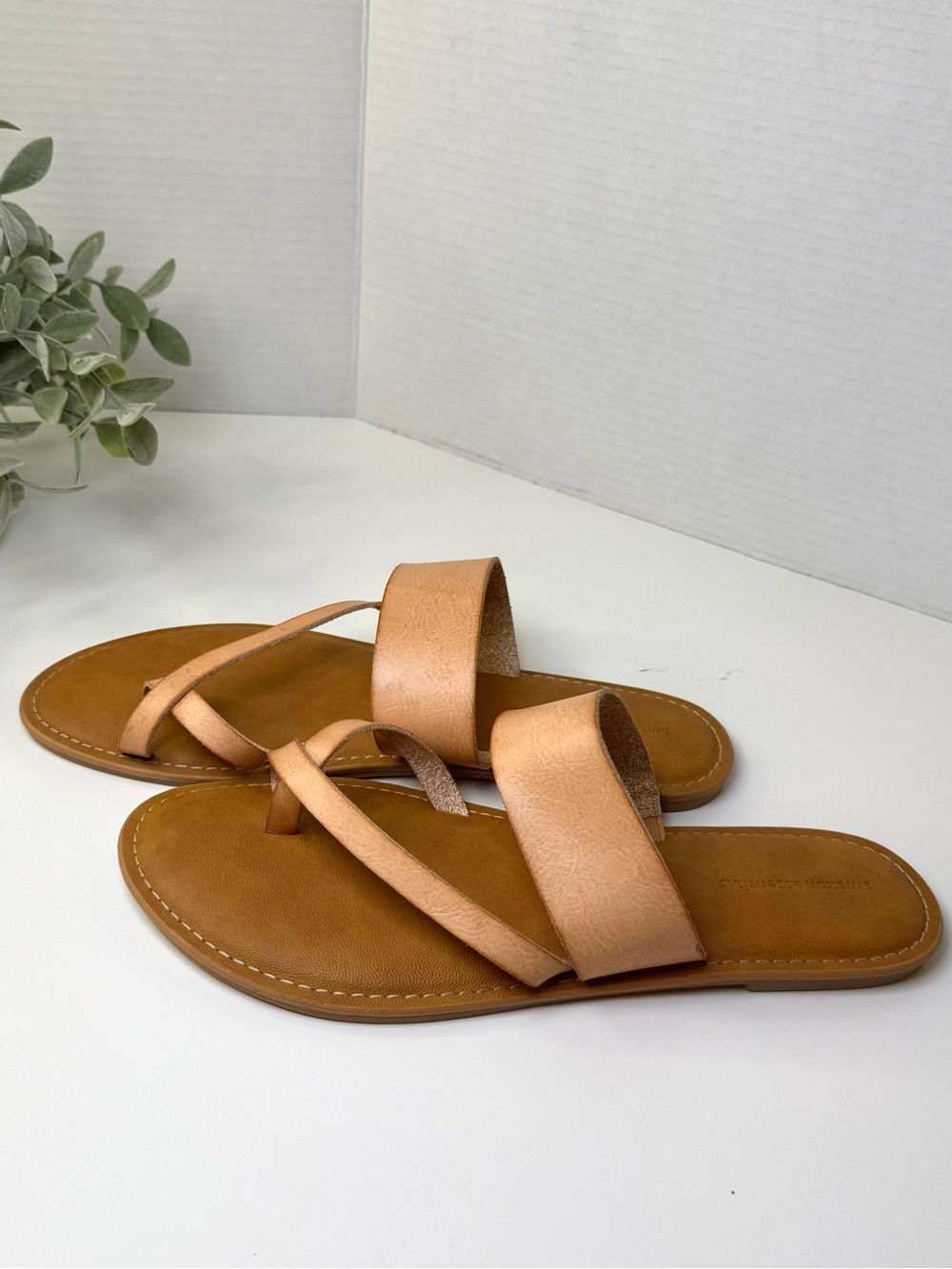 Amazon Essentials Women's One Band Tan Flip Flop Vegan Leather Sandals Size 10